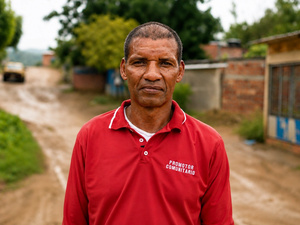 Retrato de un hombre que lleva puesta una camisa de promotor comunitario.