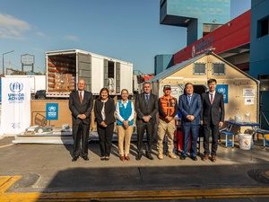 Foto grupal de las autoridades durante la ceremonia de entrega.