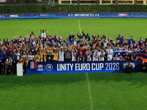 Los equipos celebran el final de la Unity EURO Cup 2026 en Coverciano, sede del centro técnico nacional de la Federación Italiana de Fútbol, cerca de Florencia.