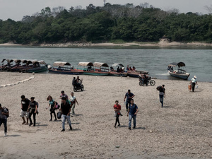 Personas refugiadas y migrantes de distintas nacionalidades ingresan a México de Guatemala tras cruzar el río Usumacinta, en Frontera Corozal, Chiapas.