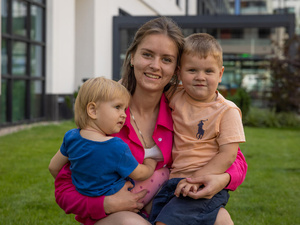 Ella, refugiada de Ucrania, con sus hijos Zlata, de 1 año, y Matvii, de 3.