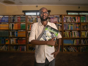 Kenia. Abdullahi Mire, ganador global del Premio Nansen para los Refugiados de ACNUR 2023, premiado por su compromiso con el acceso a la educación de las personas refugiadas.