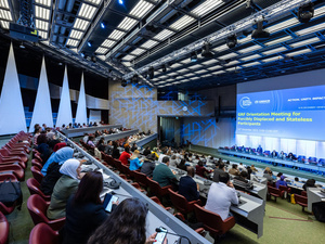 Decenas de personas atienden una conferencia en un auditorio