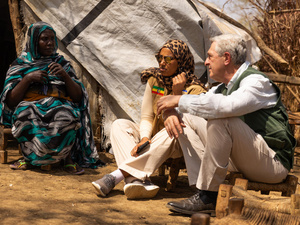 El Alto Comisionado de la ONU para los Refugiados, Filippo Grandi, y la directora general del Servicio de Refugiados y Retornados de Etiopía, Teyiba Hassen, conversan con Hawa Ahmed Yassin, refugiada sudanesa, en el centro de tránsito de Kurmuk.
