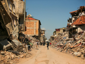 Residentes de Hatay, en Türkiye, caminan entre los escombros de los edificios poco después de los terremotos.