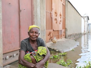 Neziya Nsananikiye, una mujer burundesa del barrio de Kajaga, en la capital de Buyumbura, vive con su nuera después de que su casa fuese destruida por las inundaciones.