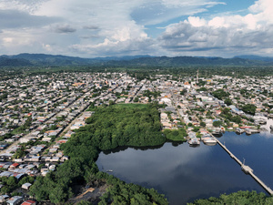 Toma aérea de una ciudad al norte de Colombia: se ven casas y algunos manglares