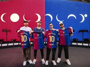 Los cuatro integrantes de Coldplay fotografiados sosteniendo la camiseta del FC Barcelona, en la que se lee Coldplay y 10