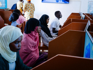 Refugiados sudaneses utilizan un centro de informática apoyado por la iniciativa ‘Conectividad para los Refugiados’ en el asentamiento de refugiados de Farchana, en Chad.”