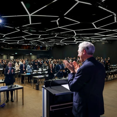 Un auditorio lleno de personas aplaudiendo