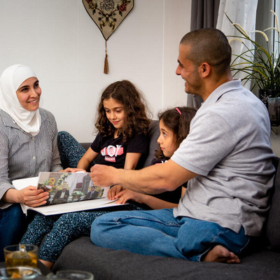 Familia siria que obtuvo el reasentamiento en Suecia