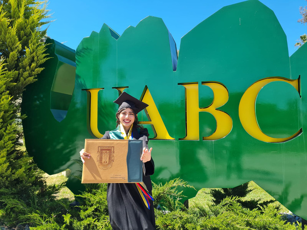Cecilia después de su ceremonia de titulación en la Universidad Autónoma de Baja California.