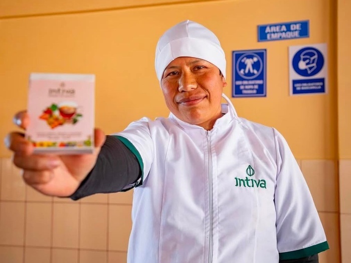 Un hombre con una gorra de cocina muestra un producto ante la cámara