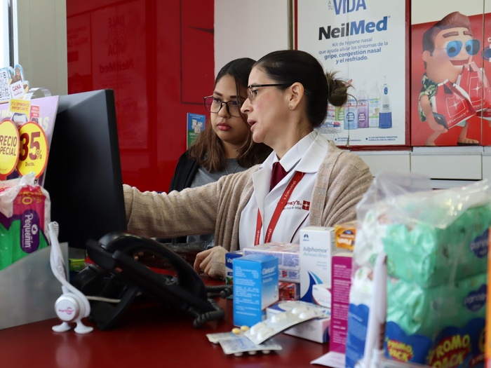 Una mujer y una mujer en edad adulta trabajan frente a un computador