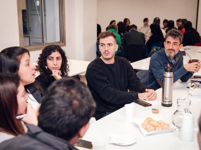 Un grupo de personas teniendo una conversación