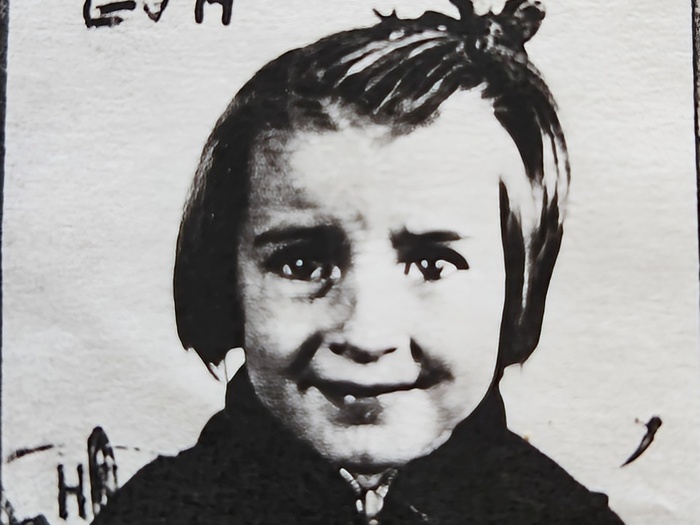 Retrato de una niña en blanco y negro.