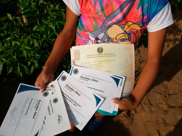 Una persona muestra los diplomas con los que cuenta