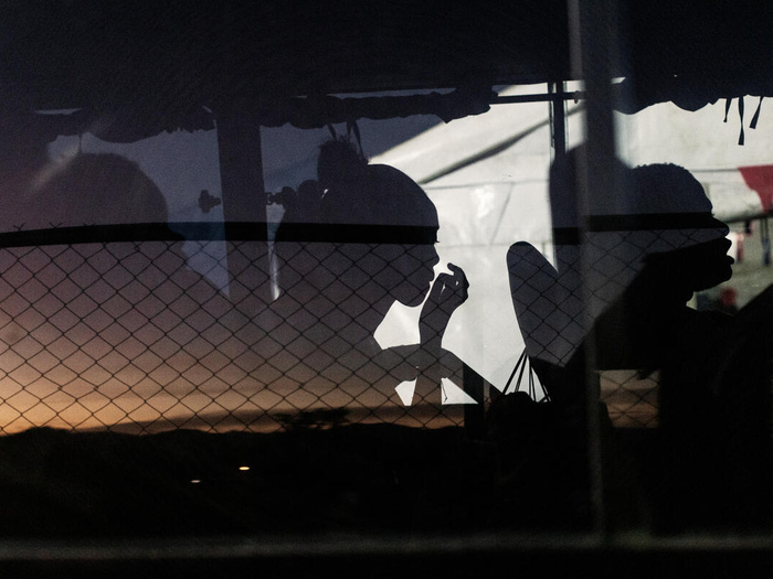 Imagen del reflejo de un autobús de pasajeros