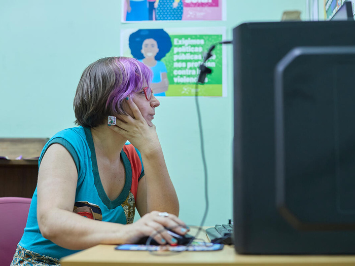 Una mujer trabaja en un computador