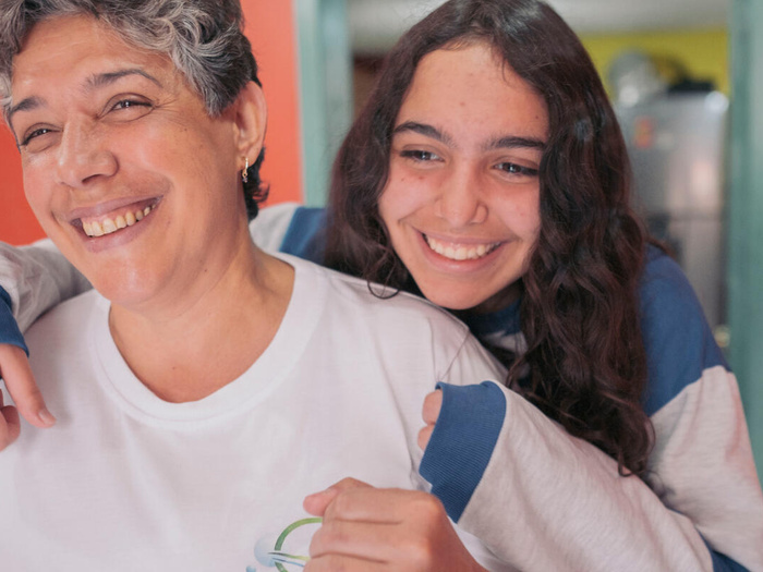 Una mujer y su hija sonríen