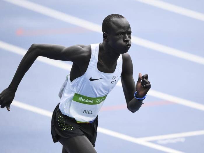 Un atleta sursudanés corre por una pista de atletismo