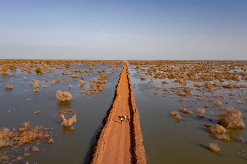 Una carretera atraviesa aguas que se extienden hasta el horizonte.