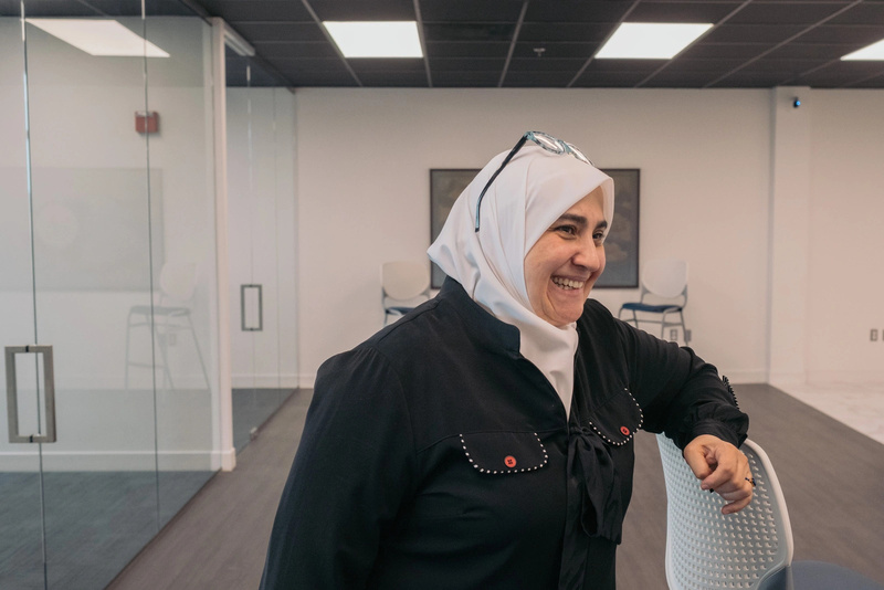 Una mujer que lleva puesto el hijab sonríe a la cámara
