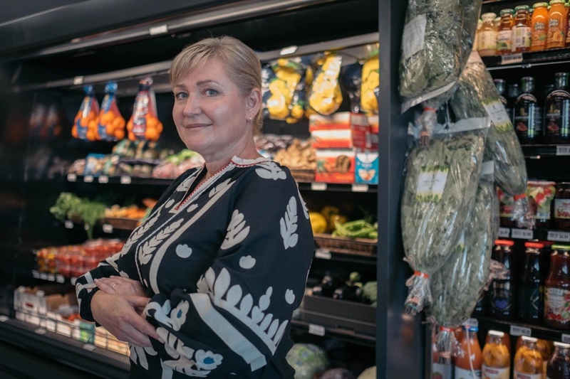 Una migrante ucraniana sonríe a la cámara en una de las sucursales de su emprendimiento