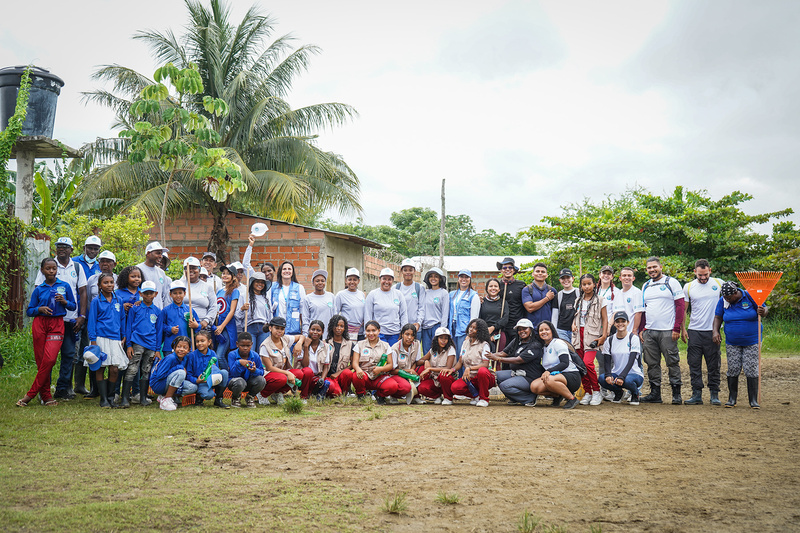Foto de grupo de los participantes en la jornada de limpieza.