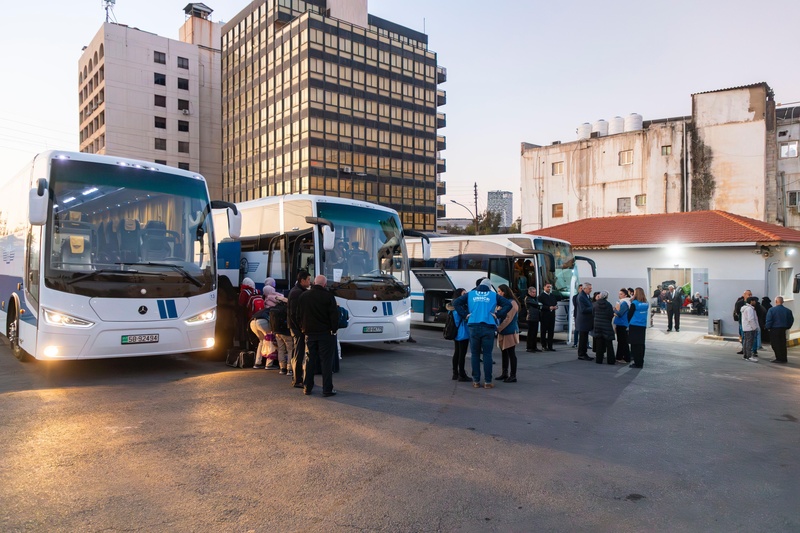 Familias suben a bordo de dos autobuses.