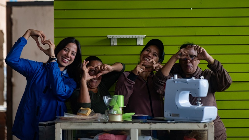 Un grupo de mujeres posa para la cámara sonriendo.