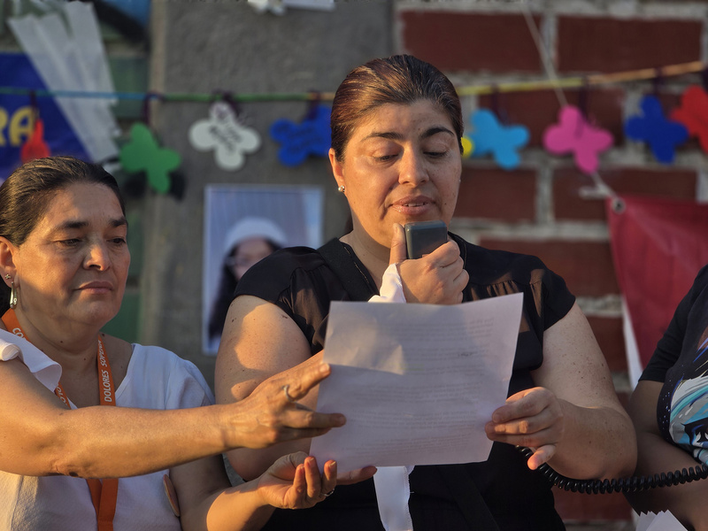 Una mujer lee un discurso durante un evento público.
