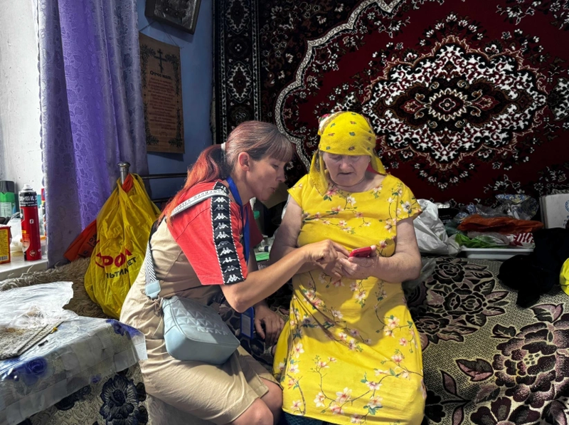 Mujer adulta mayor con una facilitadora social