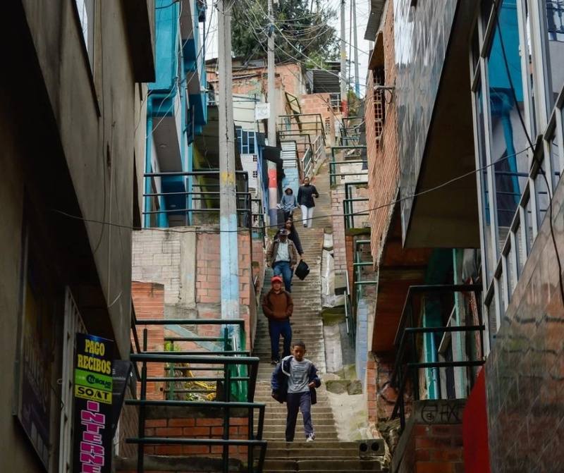 Vista de un callejón en Ciudad Bolivar, Bogotá.