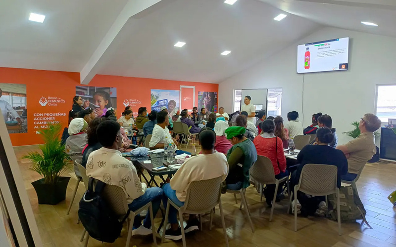 Un grupo de personas asistiendo a una clase.