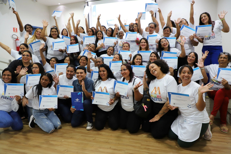 Foto grupal en el momento de entrega de los diplomas.