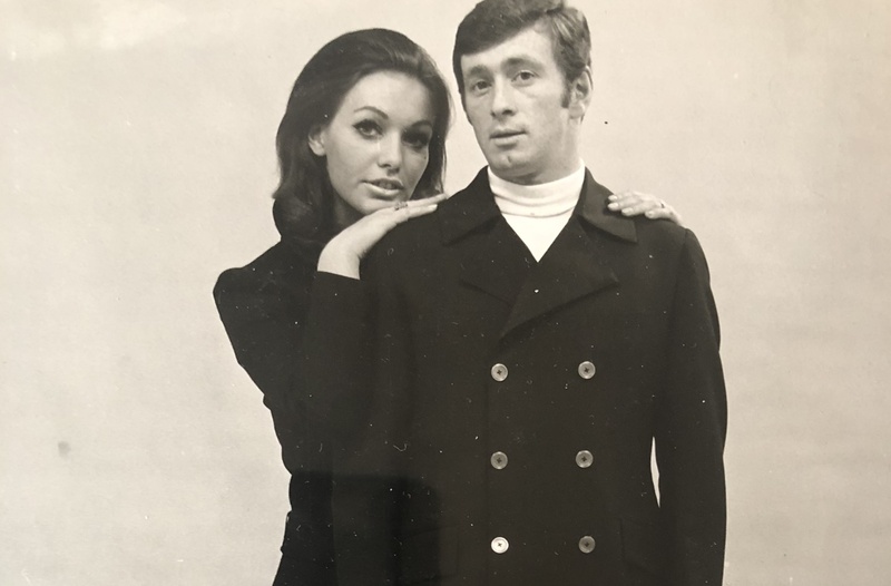 Un hombre y una mujer posan para la cámara en una foto en blanco y negro.