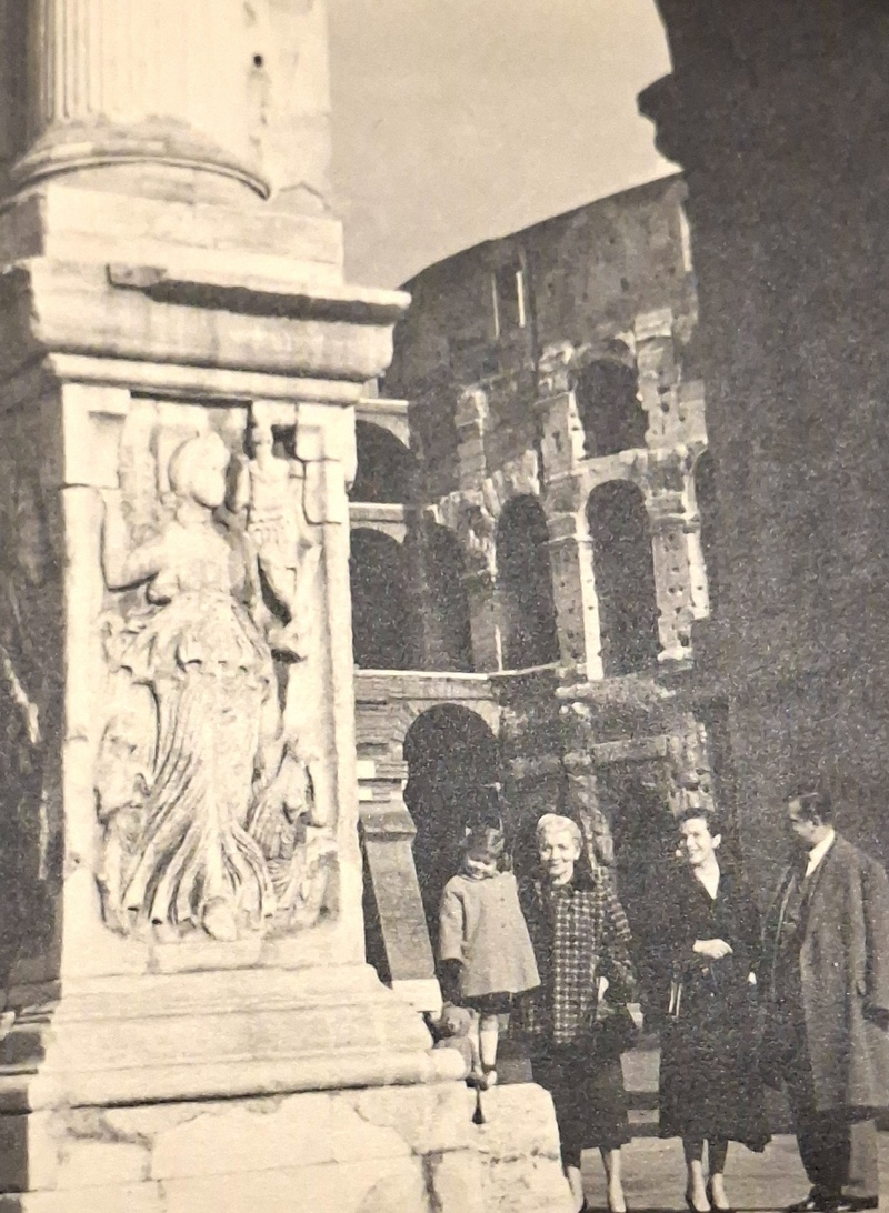 Un retrato familiar en blanco y negro.