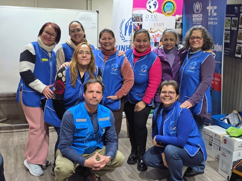 Un grupo de 7 mujeres y un hombre, posan para la foto