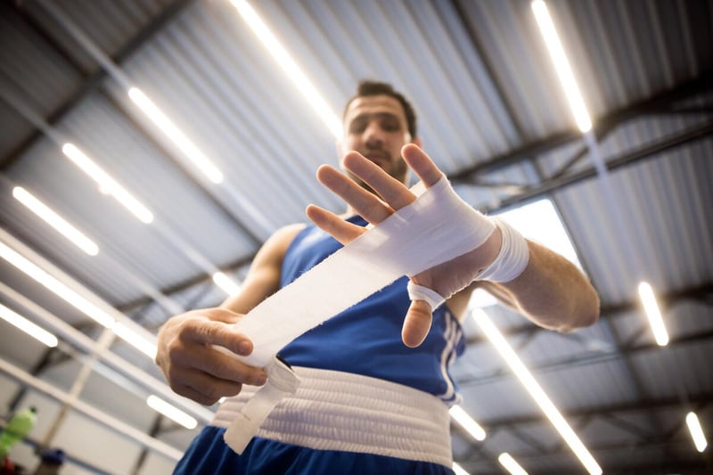 Un boxeador sirio se venda las manos poco antes de entrenar