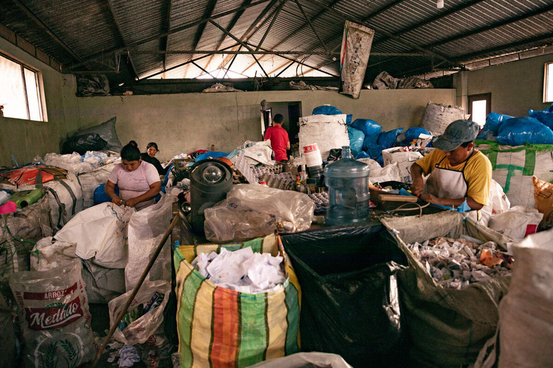 Maura y otros recicladores de su asociación trabajando en el centro de acopio.