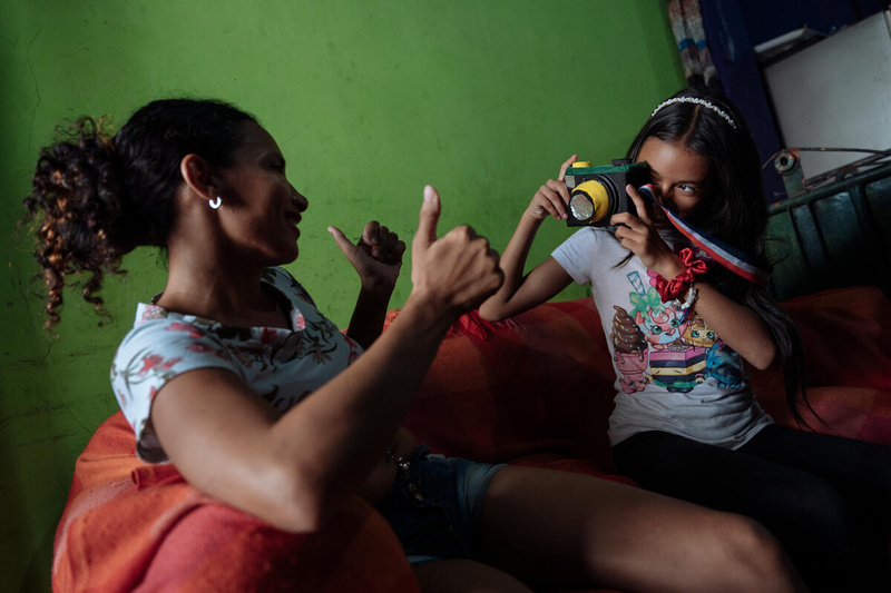 Yara y su hija Maria de los Ángeles jugando en su casa.