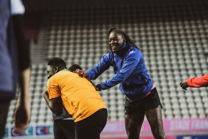 Un hombre y una mujer practican rugby