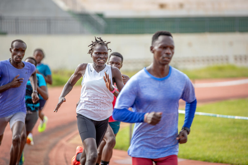 Un grupo de personas entrenando en una pista de atletismo
