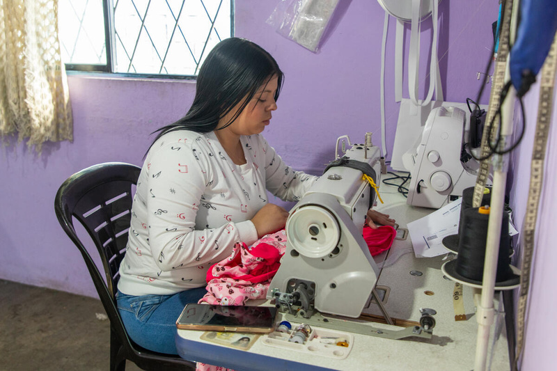 Una mujer trabajando con una máquina de coser.