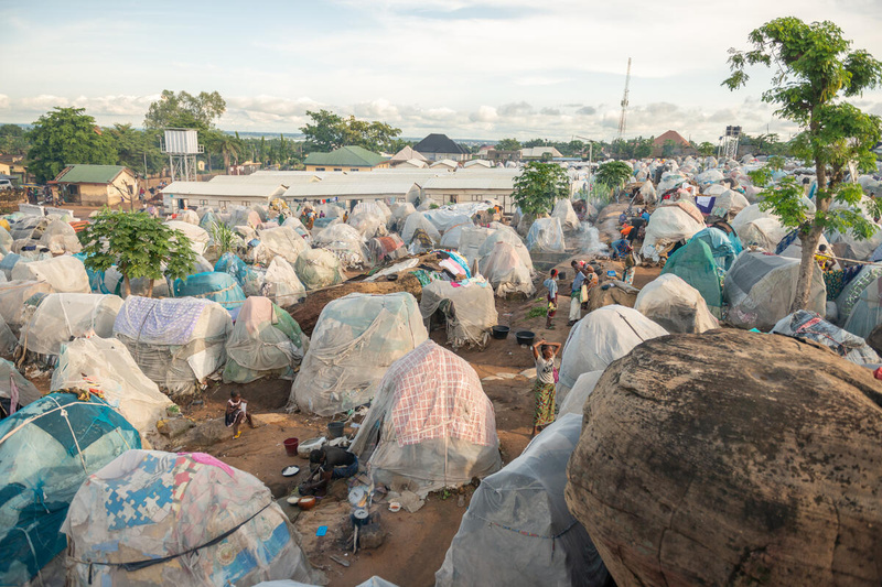 Vista de los pequeños alojamientos improvisados de un campamento de desplazados