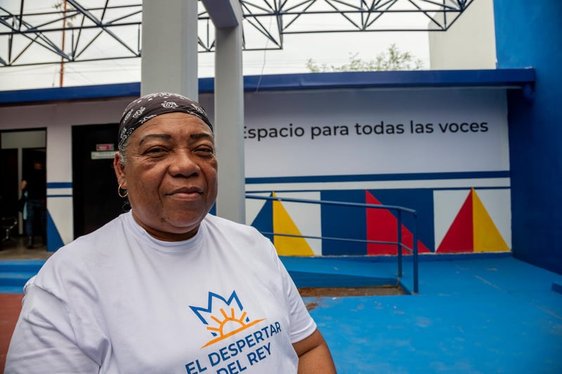 Una mujer posa para una foto en un espacio del centro comunitario.
