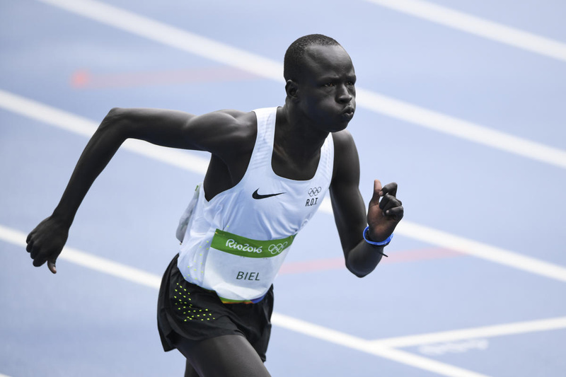 Un atleta sursudanés corre por una pista de atletismo