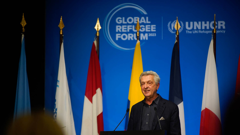 Un hombre cano que lleva puesto un traje emite un discurso desde un podio; detrás suyo, las banderas de diversos países, entre ellos, Canadá.