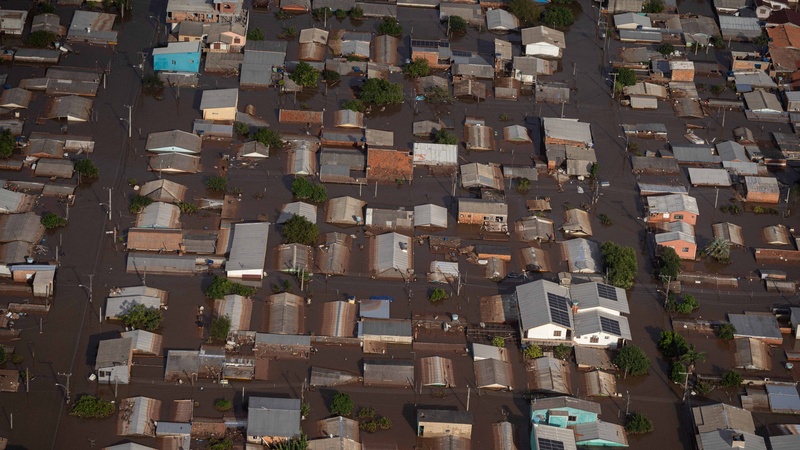 Vista aérea de casas inundadas en Brasil